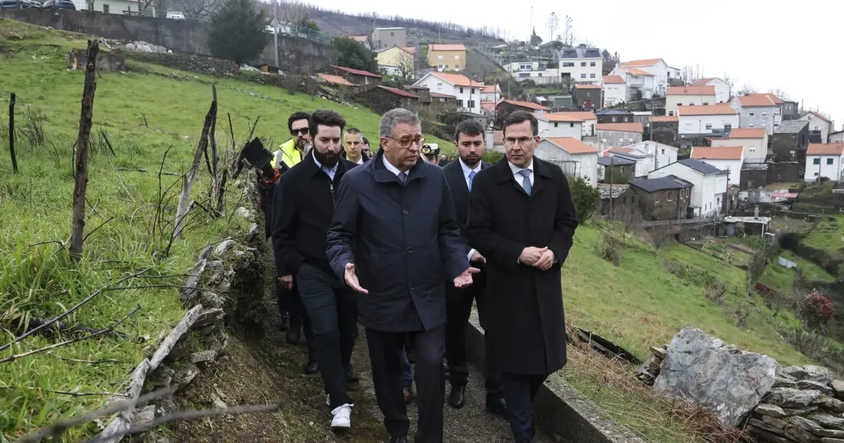 Numa aldeia que esteve cercada pelas chamas, Seguro diz que interior do país exige respostas políticas
