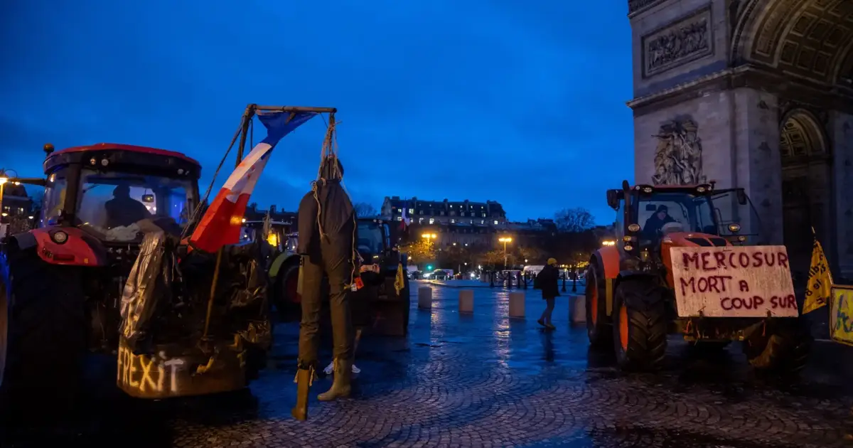 Agricultores e cerca de 100 tratores furam barreiras em Paris contra Mercosul