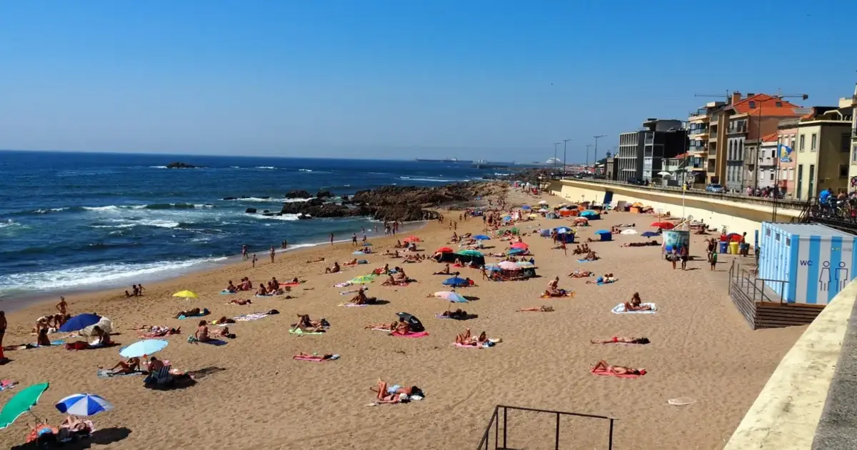 Estrutura degradada na Praia do Ourigo será removida até ao verão