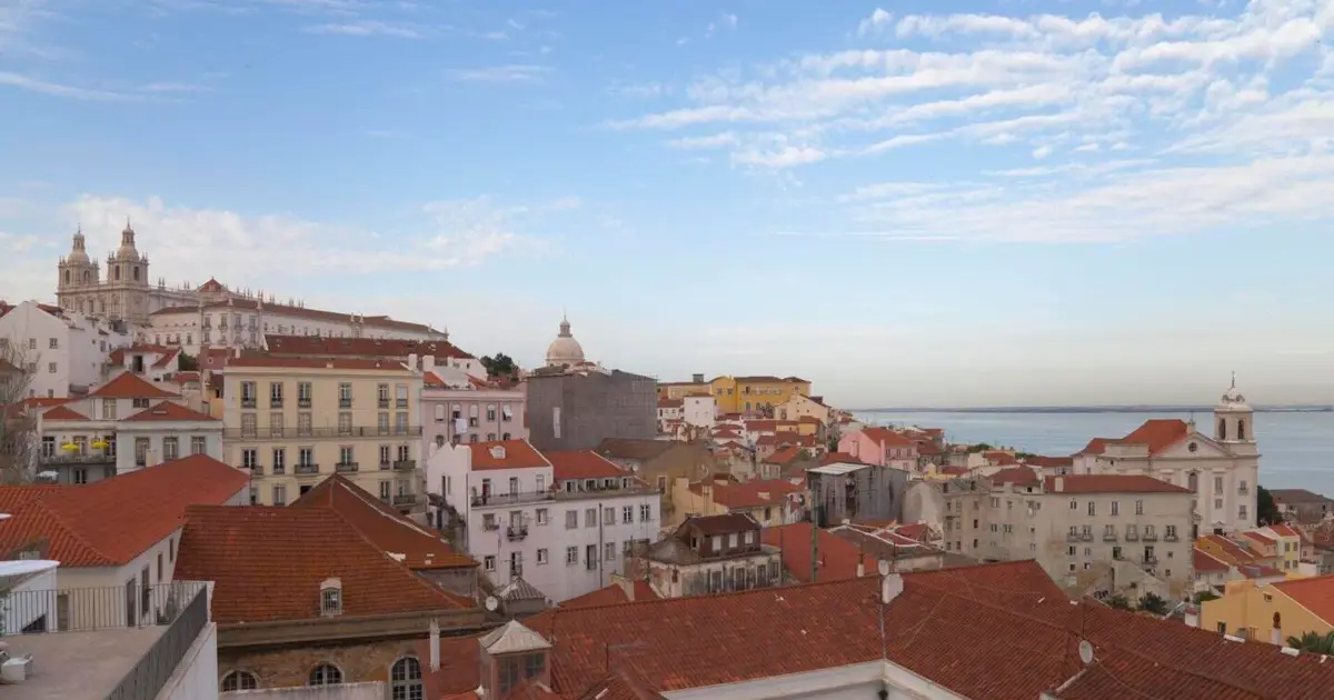 Turismo, casas vazias e fraco investimento: a crise da habitação em Portugal segundo a OCDE