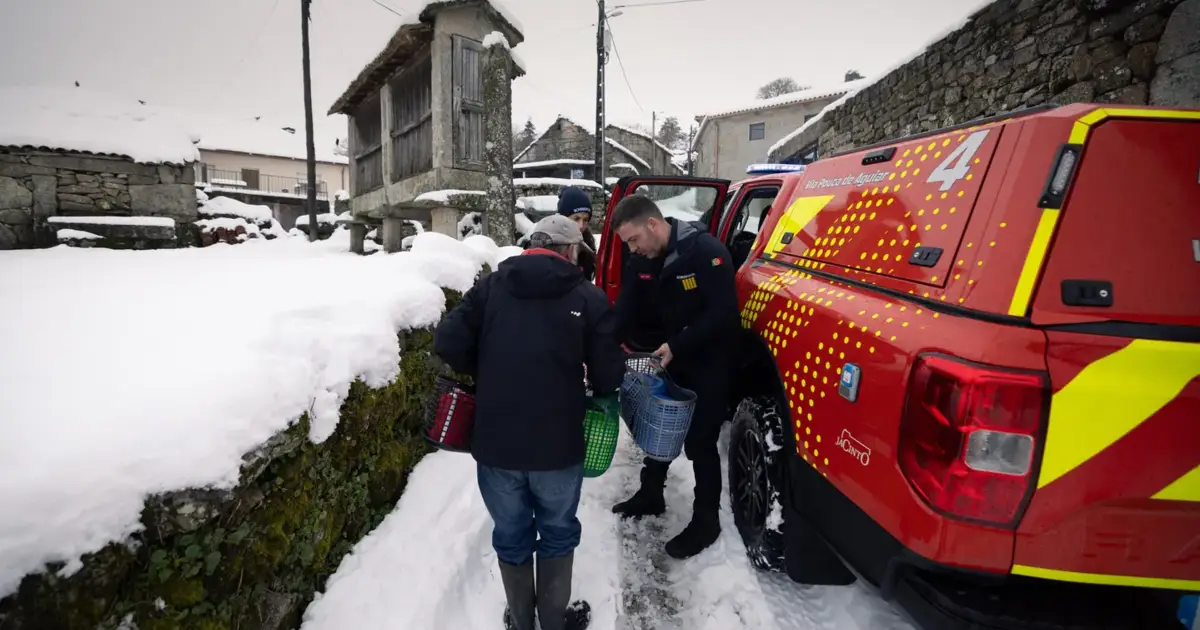 Bombeiros entregam refeições nas aldeias isoladas pela neve em Vila Pouca de Aguiar