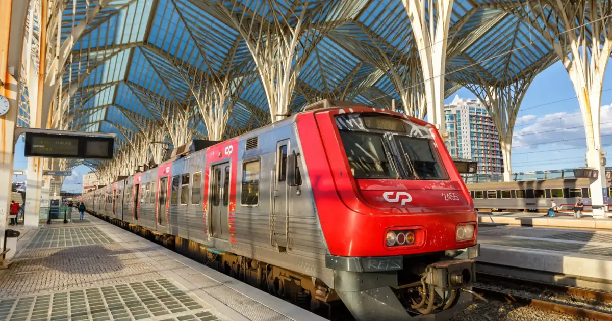 CP reforça oferta de comboios urbanos no Porto e Lisboa durante a passagem de ano