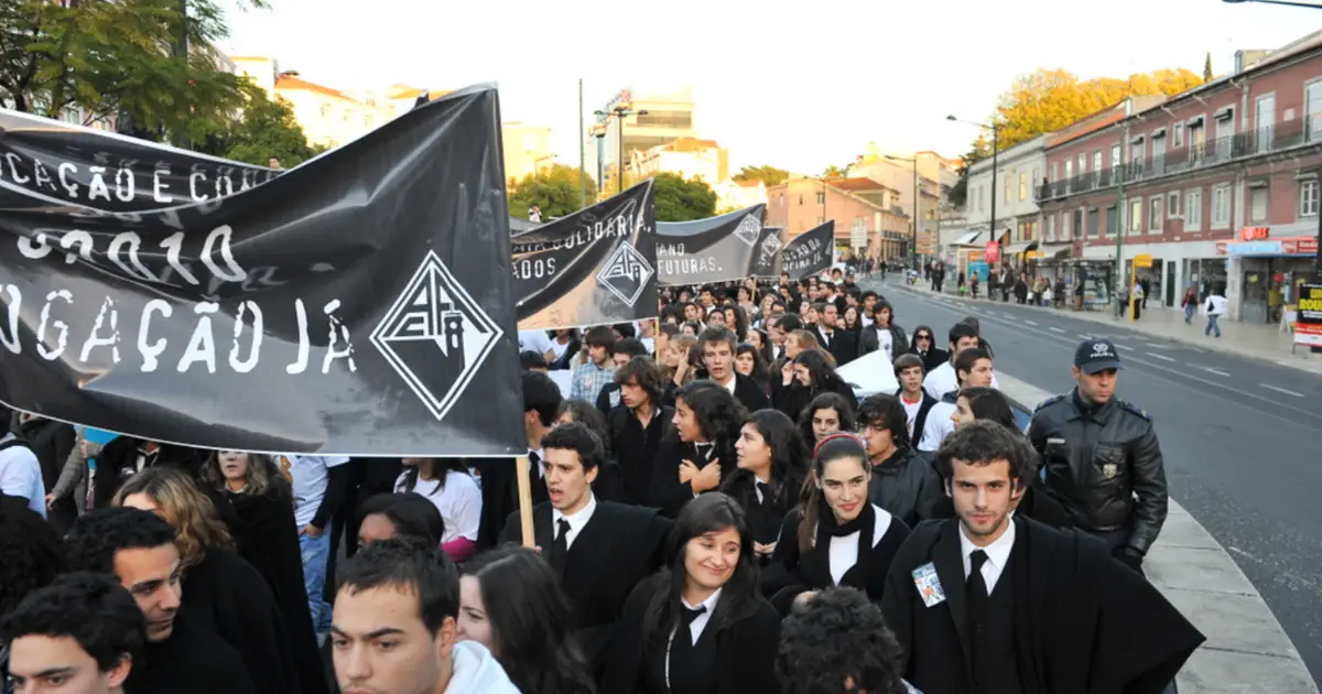 No Dia Nacional do Estudante, milhares de alunos do ensino superior saem à rua