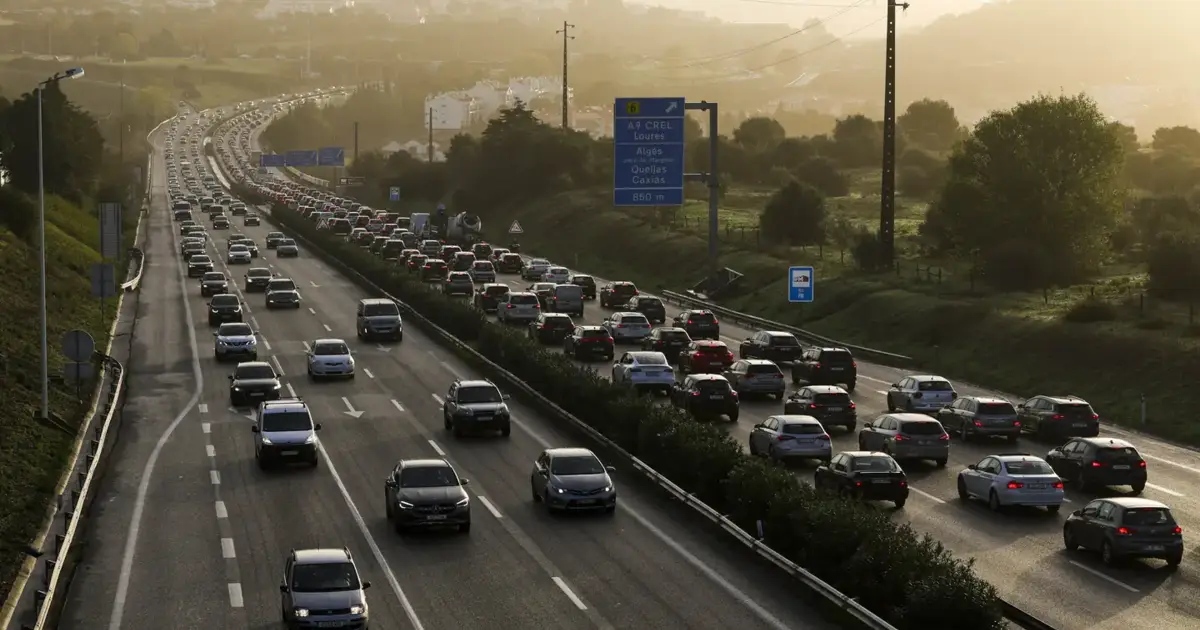 Deslizamento de terras corta acesso da Ponte 25 de Abril para a A5 no sentido Lisboa-Cascais