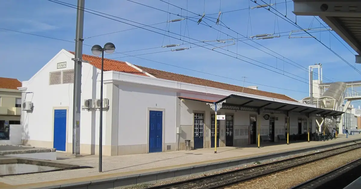 Estação de comboio de Tunes vai ter nova passagem pedonal superior
