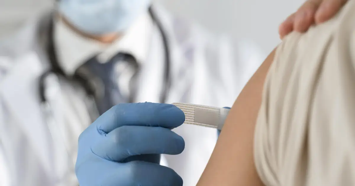 Vacina da gripe de dose elevada deve ser alargada a maiores de 65 anos, defendem farmácias