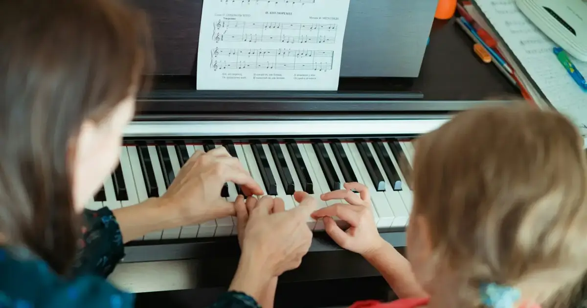 Sem vagas nem concurso, uma centena de professores de dança e música vivem momento de incerteza