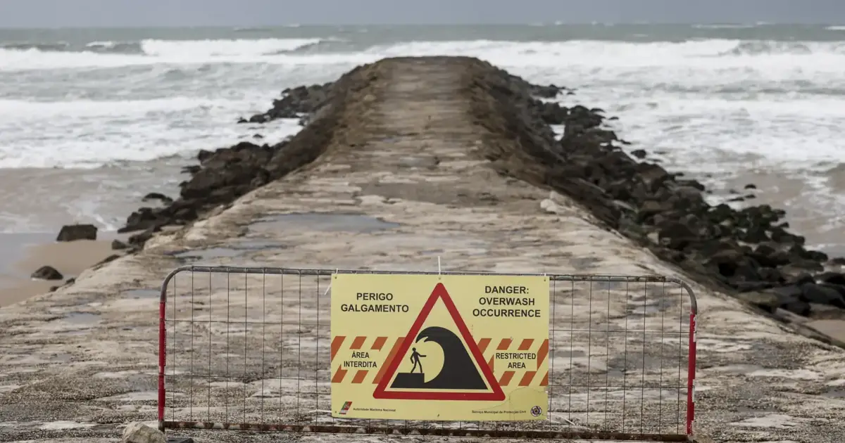 Defesas costeiras da Caparica sofreram forte impacto com ondas de até 15 metros em janeiro
