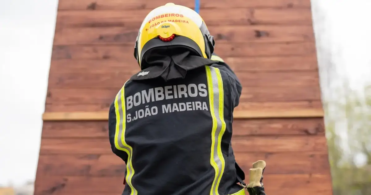Rua de São João da Madeira abateu junto à sede administrativa dos bombeiros