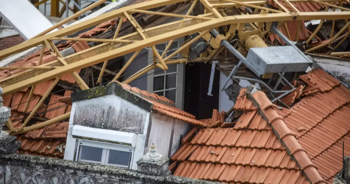 Grua cai na Figueira da Foz e obriga a realojamento de três pessoas