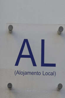 Placa de alojamento local