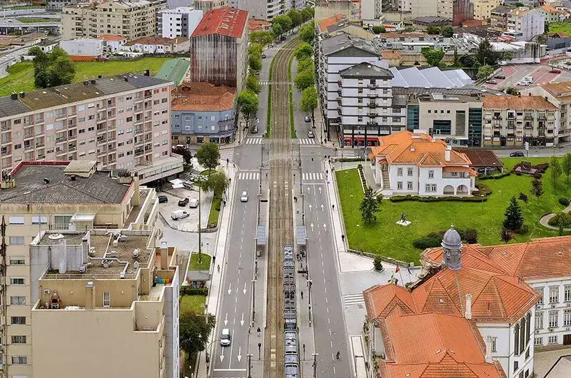 Estacionamento abusivo ainda marca Avenida da República após fim da ciclovia em Gaia há seis meses