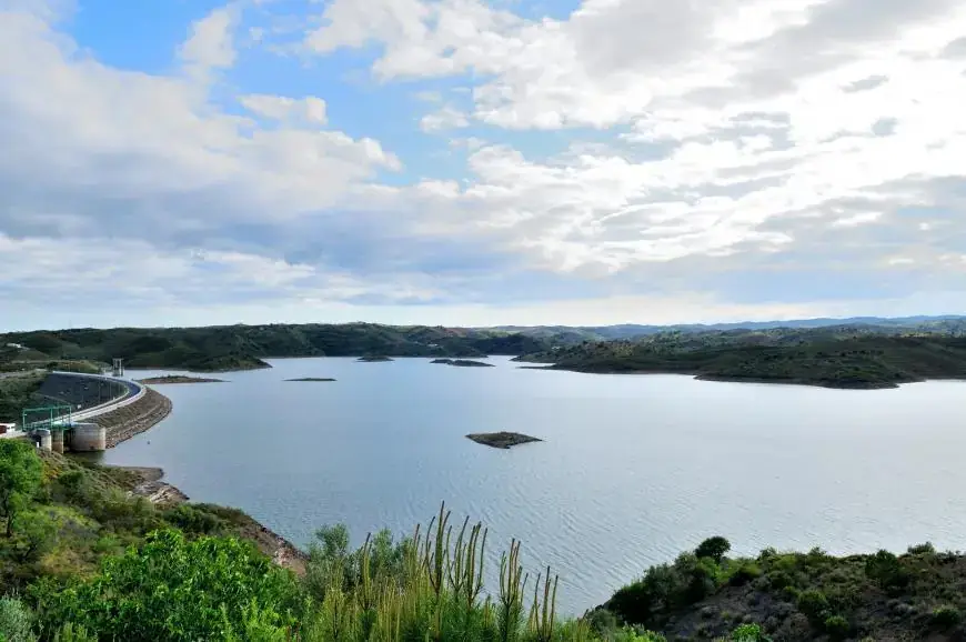 Algarve: barragens fazem descargas preventivas, mas região não se pode “encostar a esta bênção”