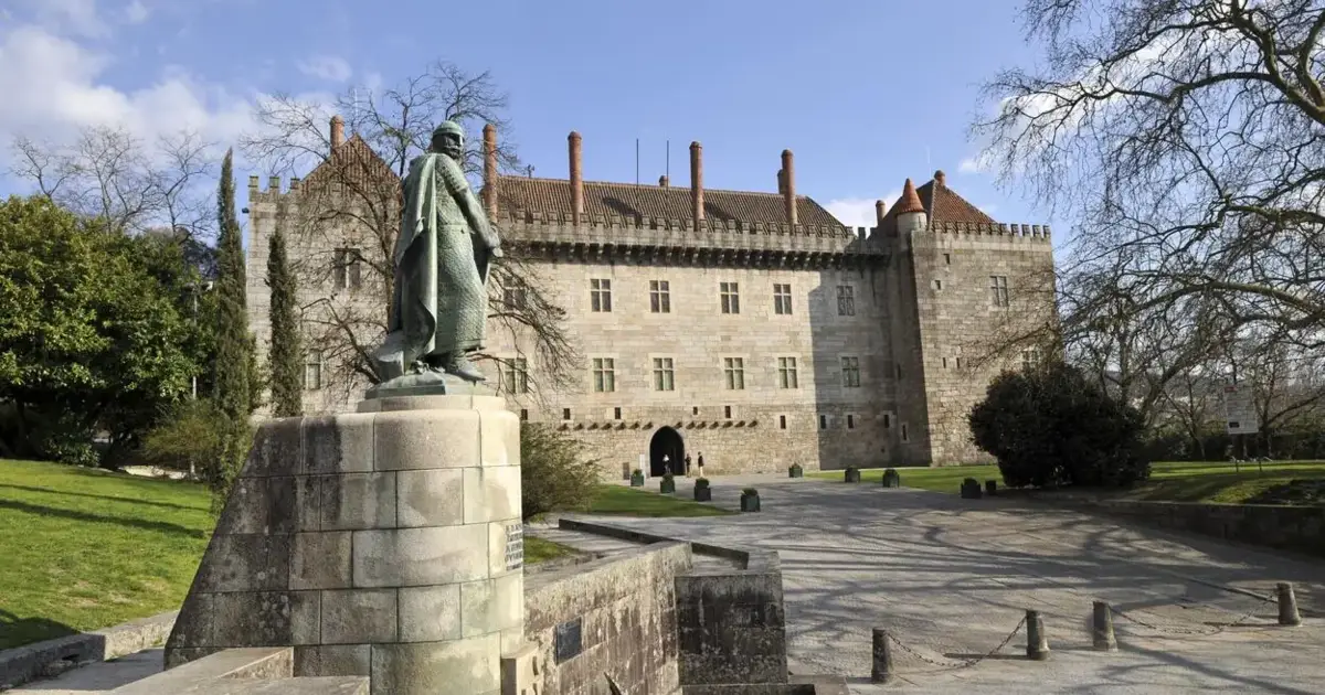 Paço dos Duques de Bragança em Guimarães encerra áreas visitáveis devido a obras