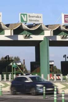 Portagens e via verde numa autoestrada.