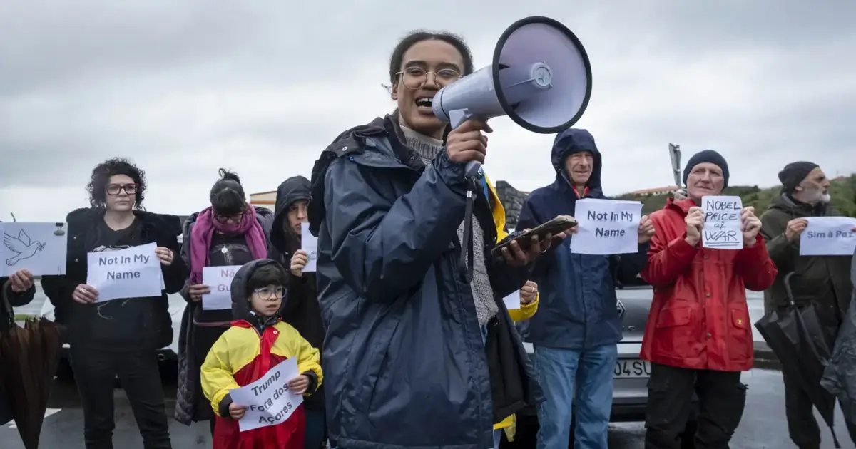 Duas dezenas de pessoas manifestam-se contra uso da Base das Lajes no conflito
