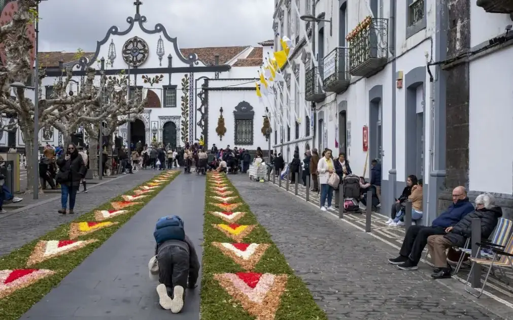 “Deliciar-se com as cores e os intermináveis tapetes”: festa do Santo Cristo enc... 10 mai. 2026, 13:48