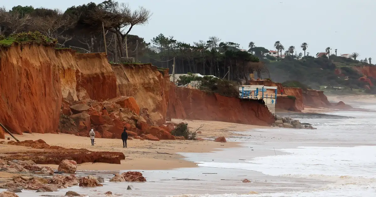 Algarve com 35 praias afetadas por instabilidade em arribas e recuo do areal