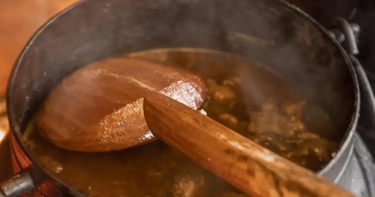 Em panela de ferro, Chanfana serve-se à mesa em Penamacor