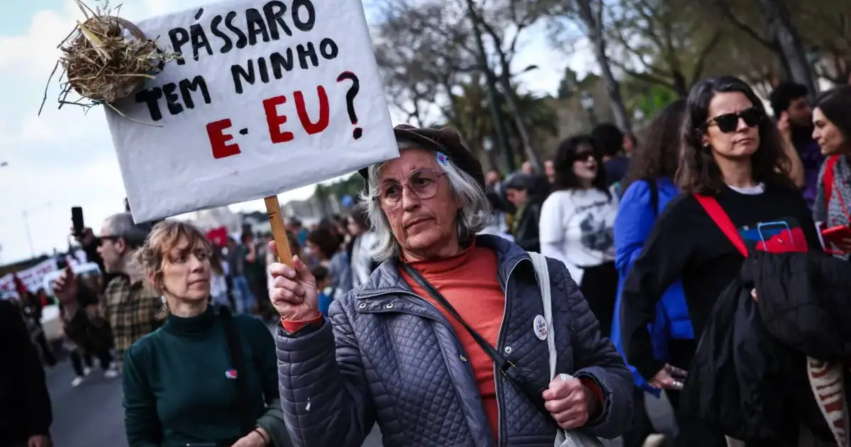 “Fartos de escolher pagar renda ou comer”: milhares de pessoas nas ruas pelo direito à habitação