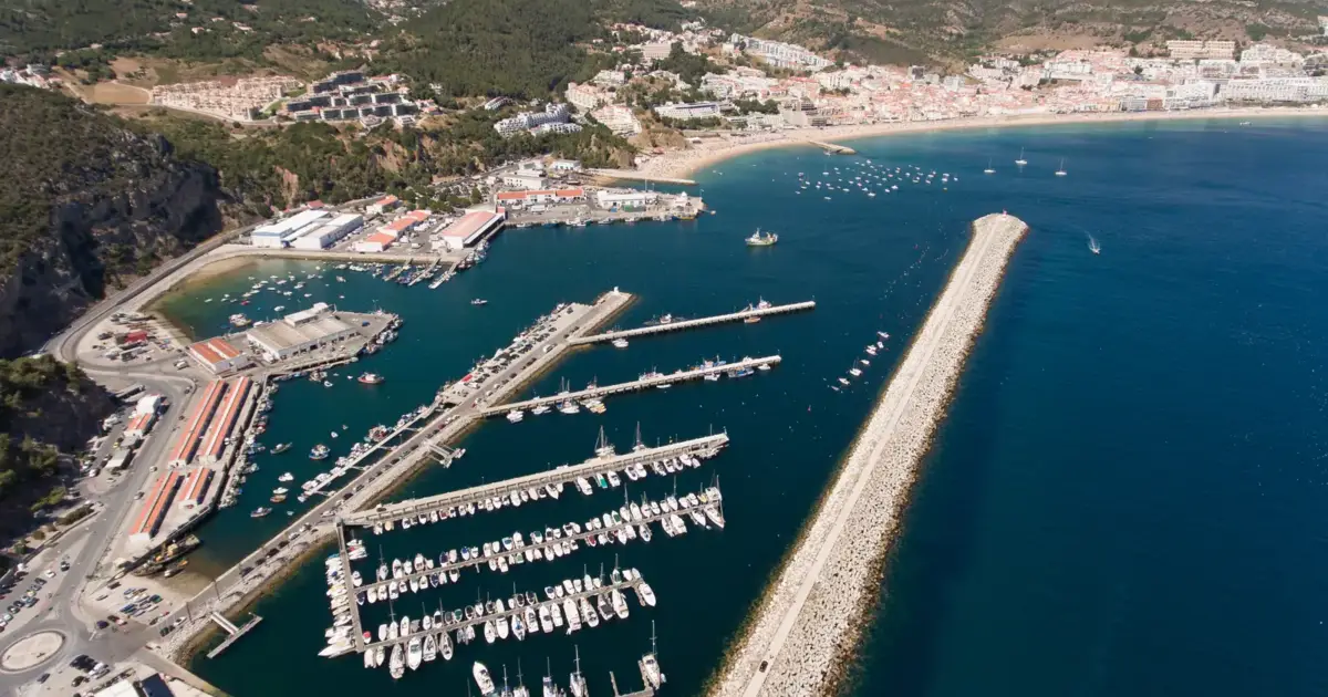 Mau tempo: Providência cautelar obriga a corte de ligação ao porto de abrigo de Sesimbra