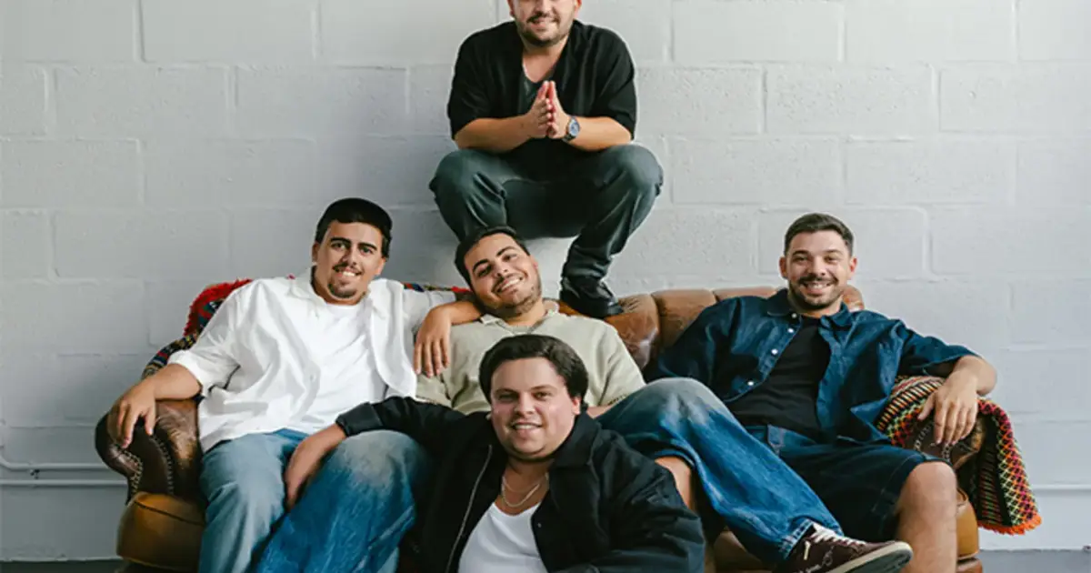Bandidos do Cante lançam “Bairro das Flores”, álbum de estreia que mistura moda canção e raízes do cante alentejano