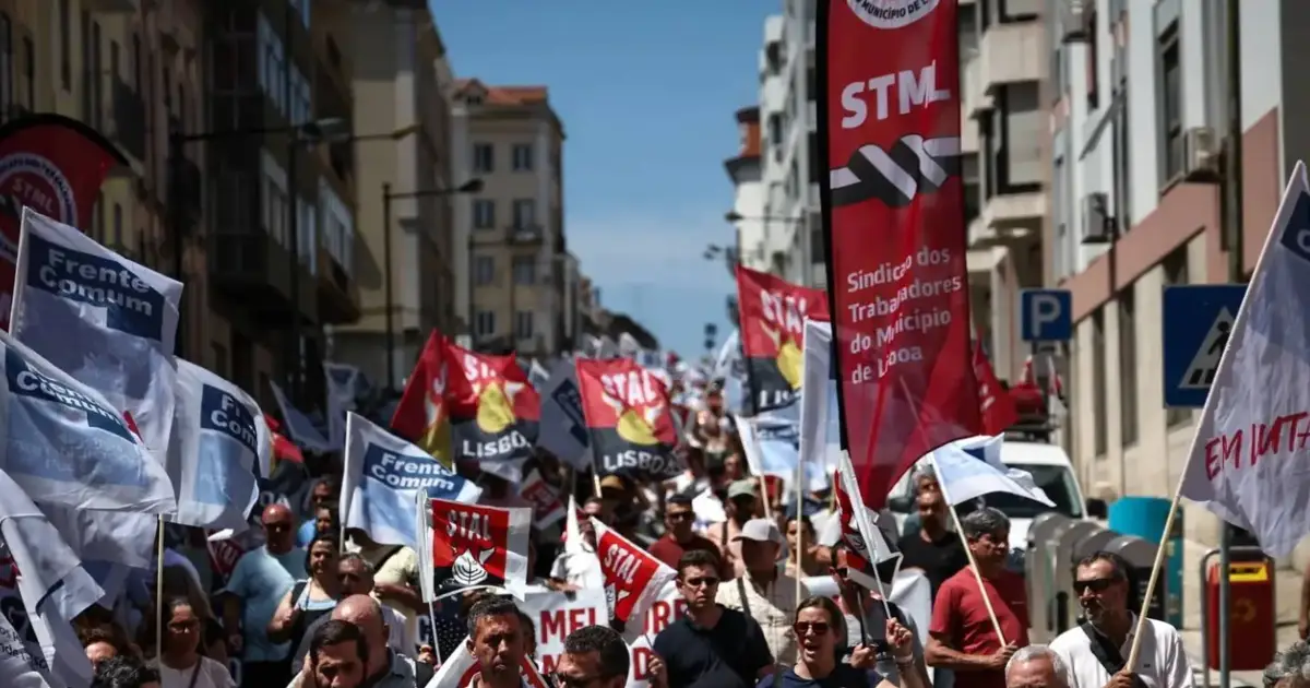 Cerca de 500 manifestantes exigem aumentos salariais na administração pública
