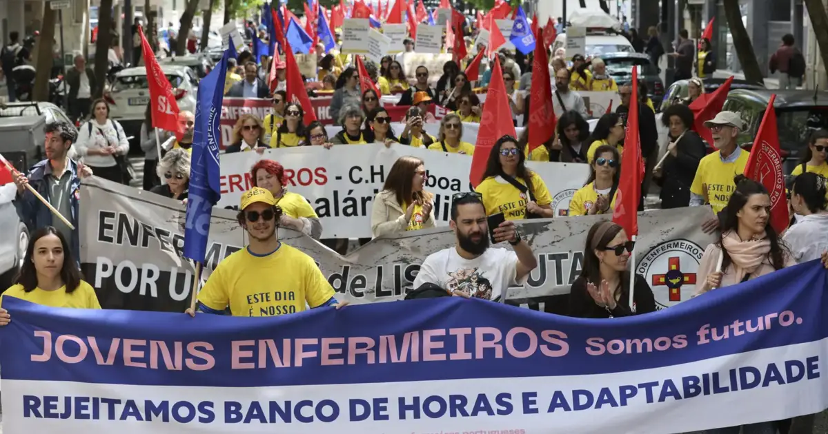 Mais de 100 enfermeiros levam protesto ao Ministério da Saúde em dia de greve nacional