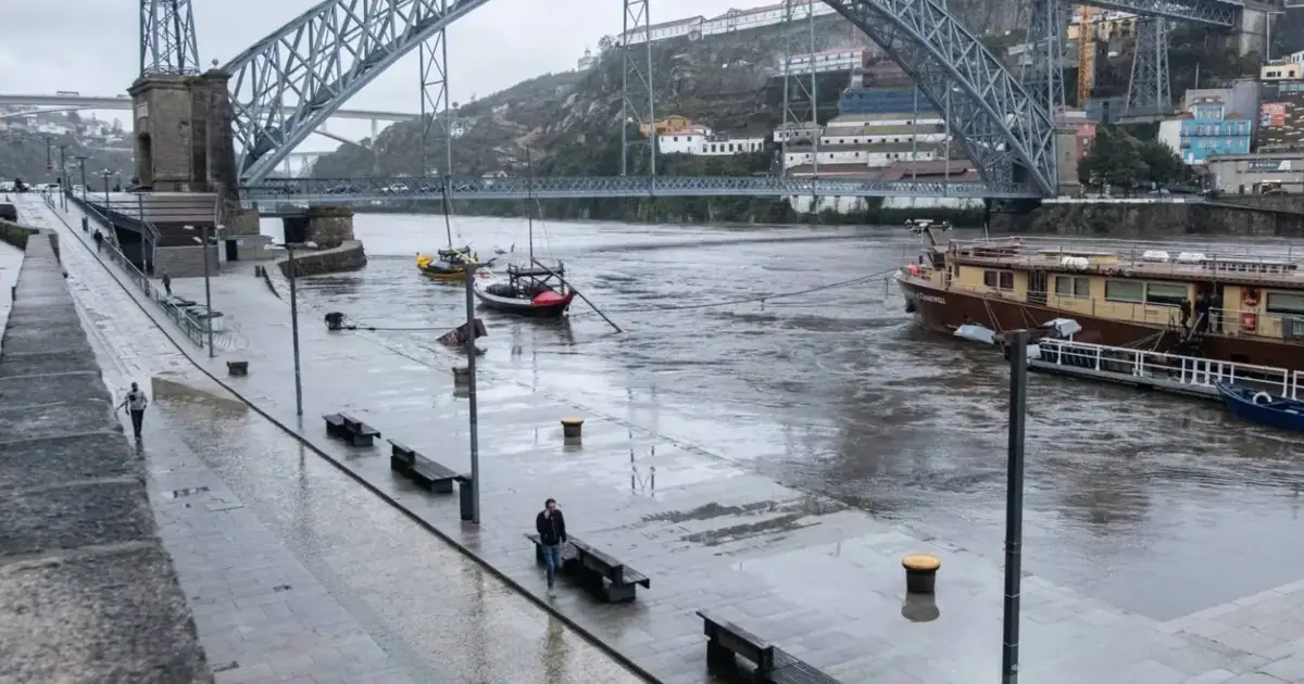 Câmara do Porto posiciona meios para eventuais cheias na zona ribeirinha