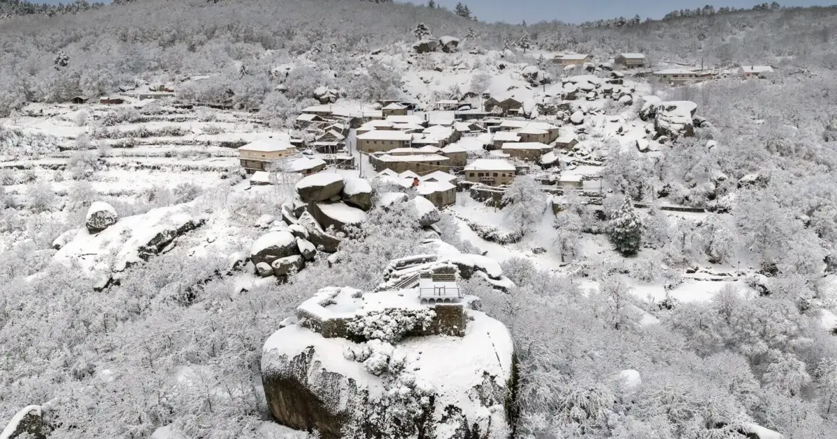 Neve intensa transforma paisagens de Portugal em autênticos postais