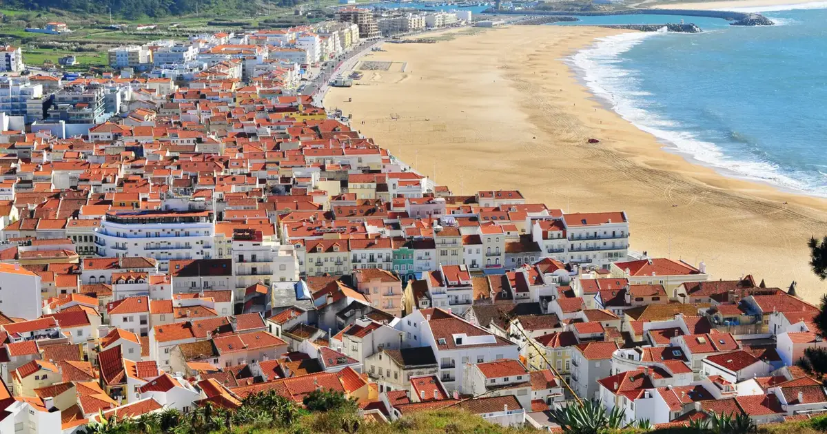 Incêndio urbano deixa uma desalojada na Nazaré