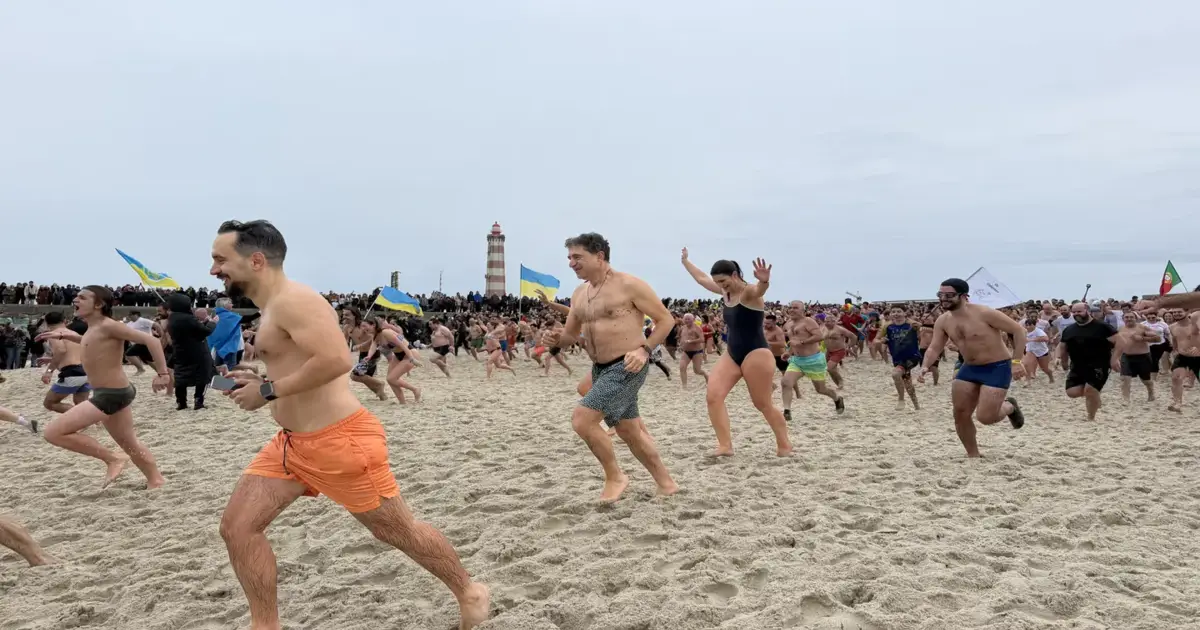 Nem a chuva afastou multidão do tradicional primeiro banho do ano em Ílhavo