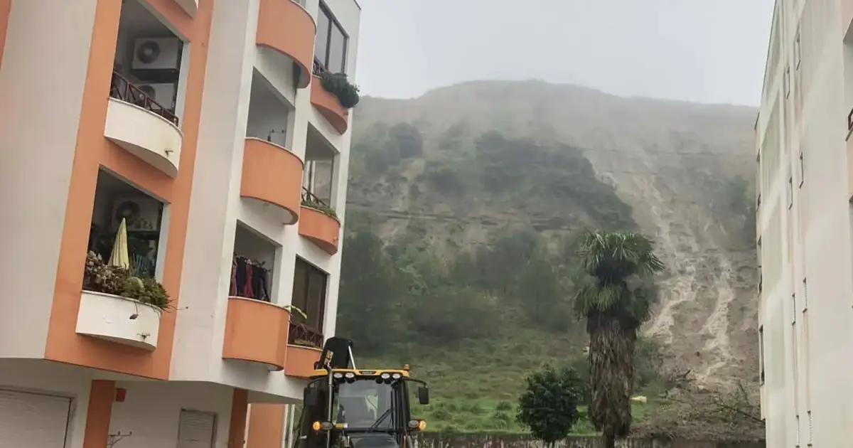 “O perigo mantém-se”: derrocada em arriba força retirada de 30 moradores na Costa da Caparica