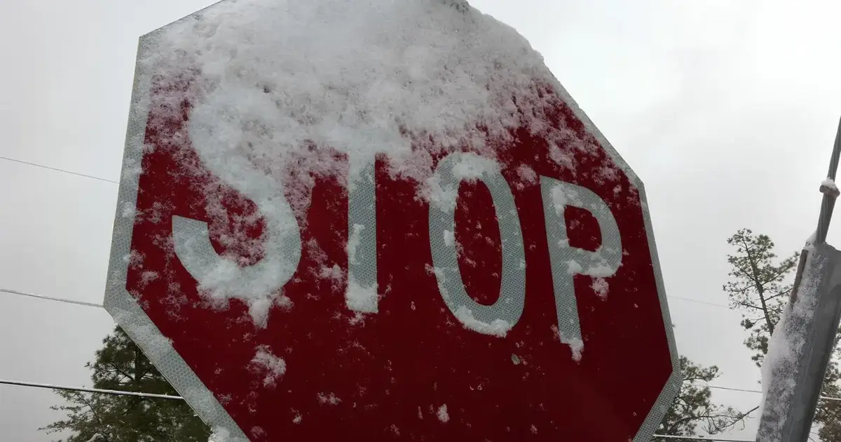 Estrada entre Cinfães e Castro Daire cortada devido à queda de neve