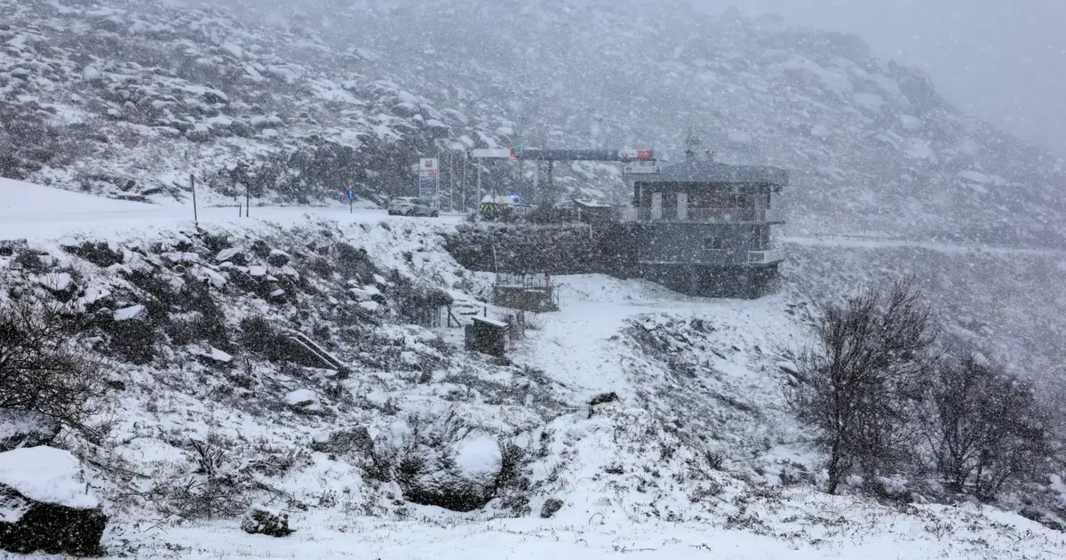 Neve pinta de branco muitas regiões do país